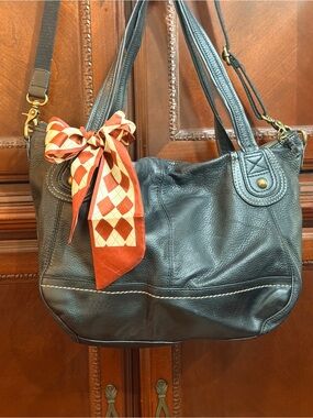 The SAK "Iris" EUC Large pebbled
Leather Convertible Hobo bag
Large w/crossbody